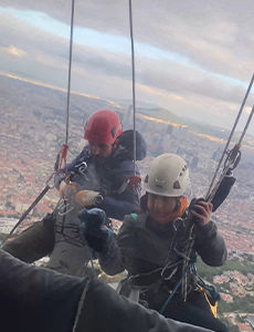 Endüstriyel dağcılar bayram mesaisine başladı: Çamlıca Kulesi'nde bayram temizliği kamerada